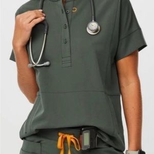 NWT figs Manila oversized scrub top Size (M) Color (Moss)
